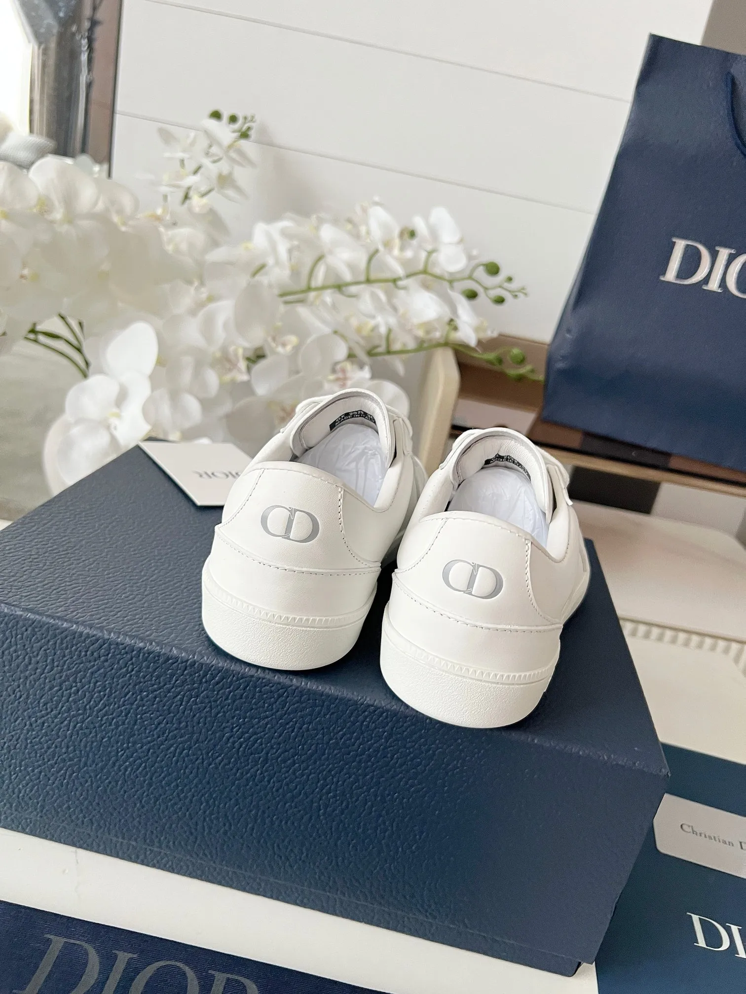 Men's Men's Shoes💰420 [New Style]🍿🍿Dior Dior Size: 38-44 (45 customized) 2025 new Dior B01 top version of moral training shoes! ! ! Made of white and brown first-layer cowhide, paired with white high-mercerized smooth suede, the upper is fully oiled and the original TPU molded outsole. New to the Fall 2025 collection, this sneaker marks the return of Dior’s classic style, reinterpreted in a stylish and elegant silhouette. Crafted from brown and white smooth first-grain cowhide, it's decorated with white high-mercerized cow suede splicing to enhance the style. Lined in tonal silk sheepskin, the shoe is finished with the Dior logo on the tongue and inner sides, and the CD icon on the heel. Paired with amber Tpu non-slip soles, it can be matched with various styles to create a sophisticated look.